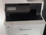 une imprimante posée sur un classeur