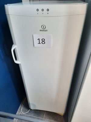 un réfrigérateur blanc dans un coin d'un mur bleu