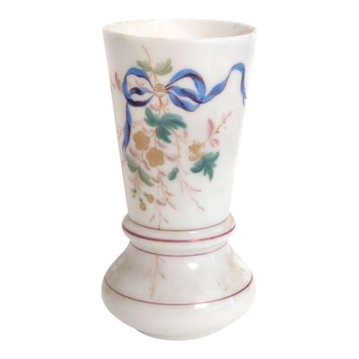 VASE en verre opalin à décor d'un bouquet de fleurs nouées