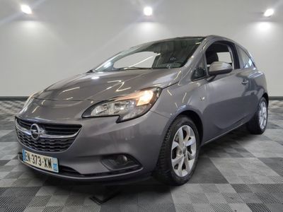 la photo d'une voiture grise garée dans un garage
