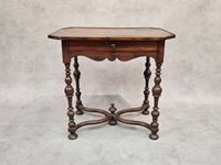Petite table en noyer ouvrant à un tiroir et reposant sur qu…