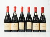 six bouteilles de vin sont alignées sur une surface blanche