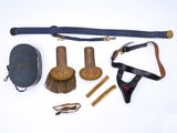 un ensemble d'objets comprenant une ceinture en cuir, une brosse et une paire de lunettes