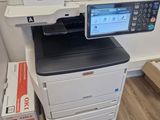 une imprimante posée sur un bureau