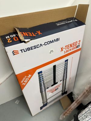 une boîte sur laquelle est posé un tube, dans un coin de la pièce