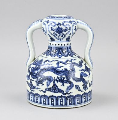 un vase bleu et blanc orné d'un dragon