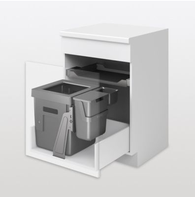 une armoire blanche avec deux poubelles et une poubelle à l'intérieur