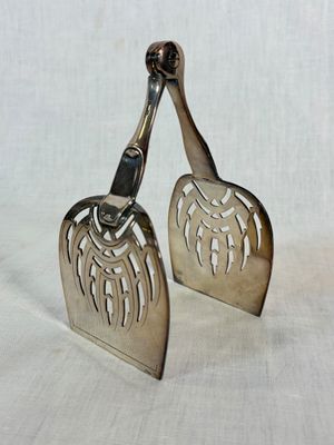 two spoons that are sitting next to each other