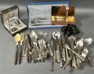un lot de cuillères et fourchettes en argent dans une boîte