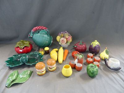 de nombreux fruits et légumes de toutes sortes sur la table