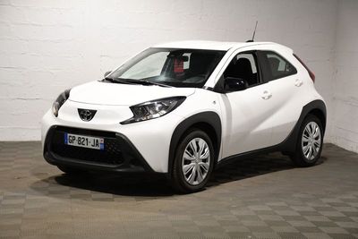 la photo d'une voiture blanche garée dans un garage