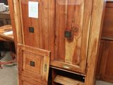 une armoire en bois dont la porte est ouverte, dans une pièce