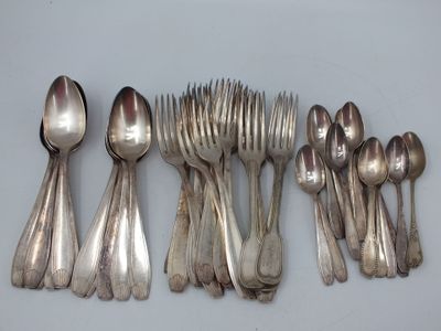 beaucoup de cuillères en argent et de cuillères à soupe sur une table