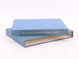 deux livres posés l'un sur l'autre sur une surface blanche