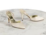 des chaussures blanches à talons hauts posées sur une table en marbre, sur fond blanc