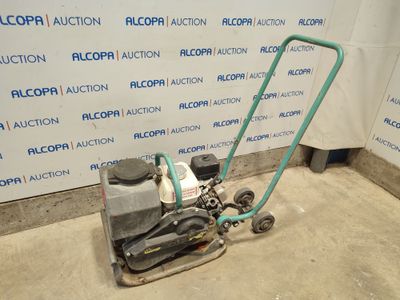 a machine that is sitting on the floor in front of a wall