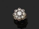 une bague sertie de diamants en grappe