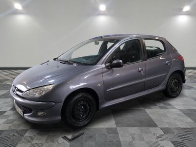 la photo d'une voiture argentée garée dans un garage