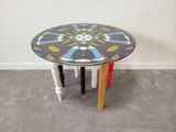 une petite table ornée d'un motif coloré