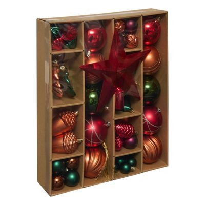 des décorations de Noël dans une boîte en bois surmontée d'une étoile rouge