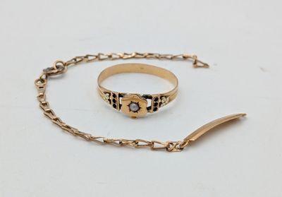 une image représentant un bracelet en or orné d'une chaîne et d'une bague