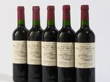 six bouteilles de vin sont alignées sur une surface blanche