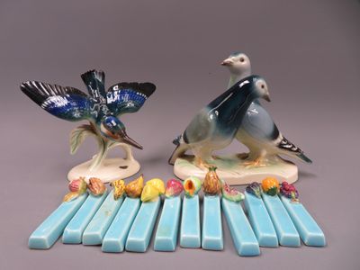 Deux sujets en porcelaine figurant un martin pêcheur et un couple de p - Photo 1