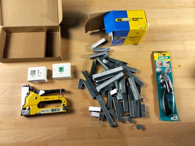 Lot composé de plusieurs produits : une Agrafeuse manuelle 3…
