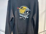 sweat-shirt noir avec un crâne sur le devant et un casque jaune dans le dos