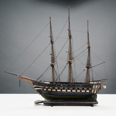 une maquette de bateau posée sur une table