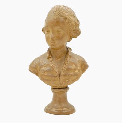 statue représentant la tête d'une femme posée sur un socle, sur fond blanc
