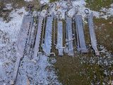 un grand nombre d'outils posés sur le sol