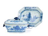 deux assiettes bleues et blanches et un bol avec un couvercle