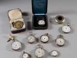 de nombreux modèles différents de montres de poche dans un coffret