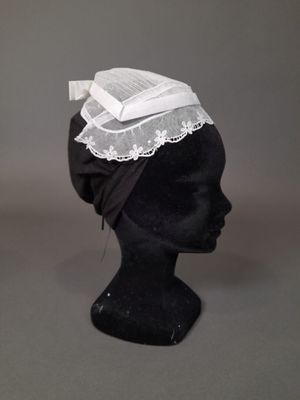 coiffe de mannequin noire ornée de dentelle blanche et d'un nœud