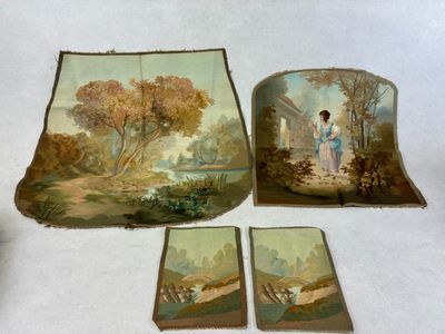quatre œuvres d'art sont exposées sur une surface blanche