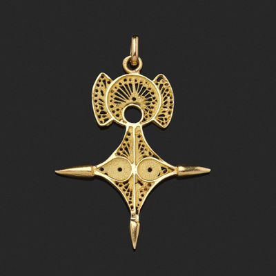 une image représentant un pendentif en or orné d'une croix