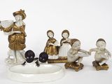 cinq figurines posées sur une surface blanche