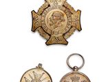 un ensemble de trois médailles, à savoir une médaille, une médaille et une médaille