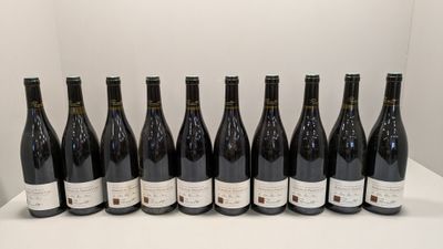 six bouteilles de vin sont alignées sur une table