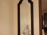 un miroir accroché au mur au-dessus d'une chaise