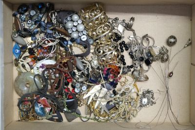 une boîte remplie de bijoux variés