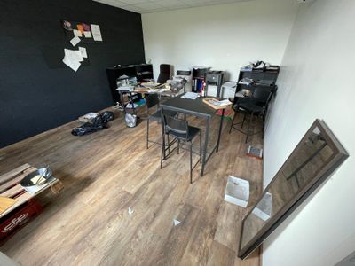 une pièce équipée d'un bureau, de chaises et d'une télévision