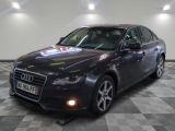 une image d'une voiture audi noire dans une salle d'exposition