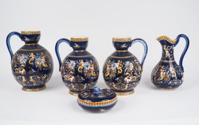 trois vases bleus et dorés et un bol posés sur une surface blanche