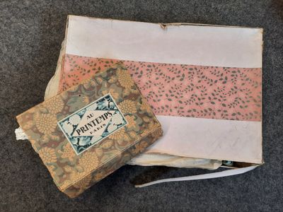 un vieux livre sur lequel est posé un petit morceau de tissu