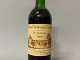 une bouteille de vin rouge avec un bouchon rose sur fond blanc
