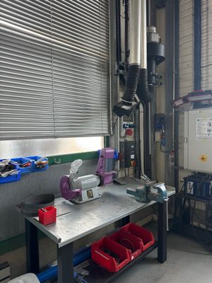 une machine posée sur une table dans une pièce