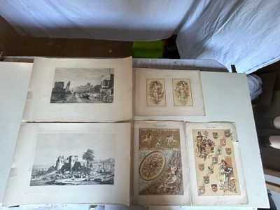 quatre livres ouverts sur une table