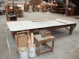 une table placée au milieu d'une pièce